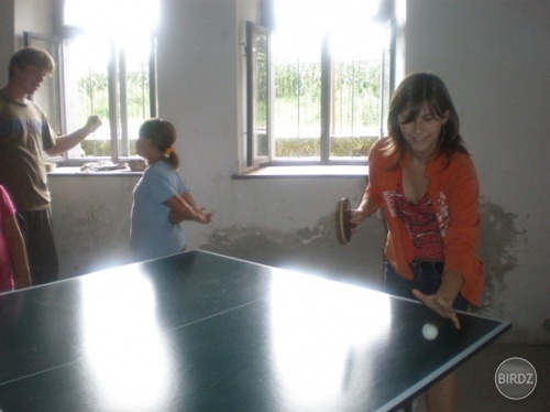 Hrá sa ping-pong :D jaaa..ideš Sisaaa :D