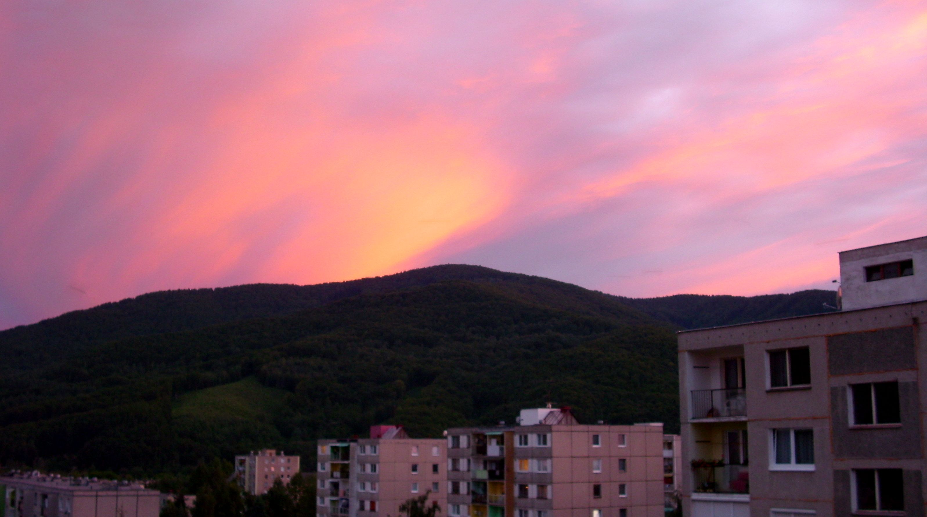 Tak toto som videla v sobotu večer z môjho okna. :)
