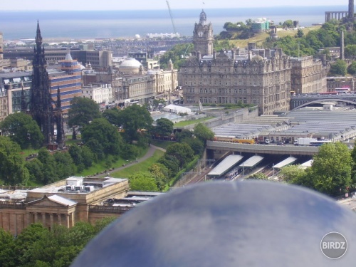 Výhľad ponad delo na mesto Edinburgh