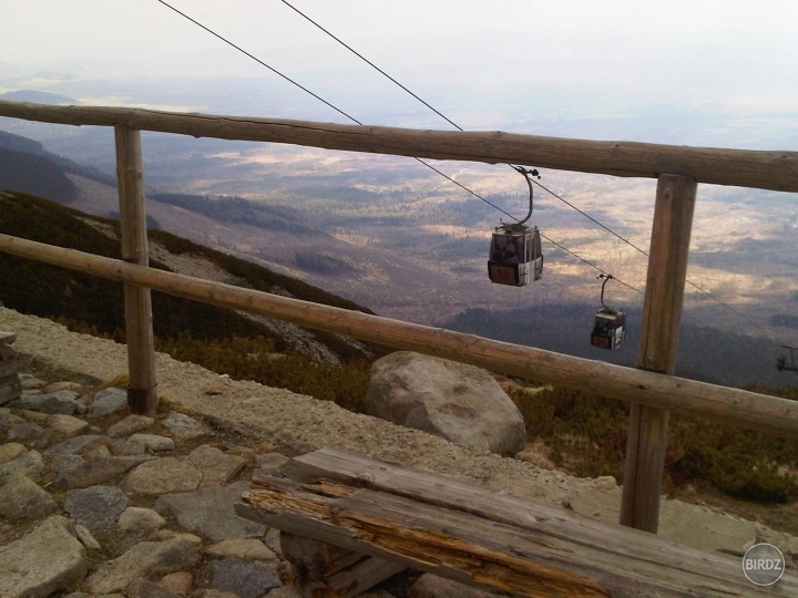 kebyze si sikovna viluette nezabudne fotak na intraku, tak z toho mohla byt aj celkom pekna foto. toto je fotene len mobilom :( 
tatry, lanovka zo skalnateho plesa, 24.4.2011