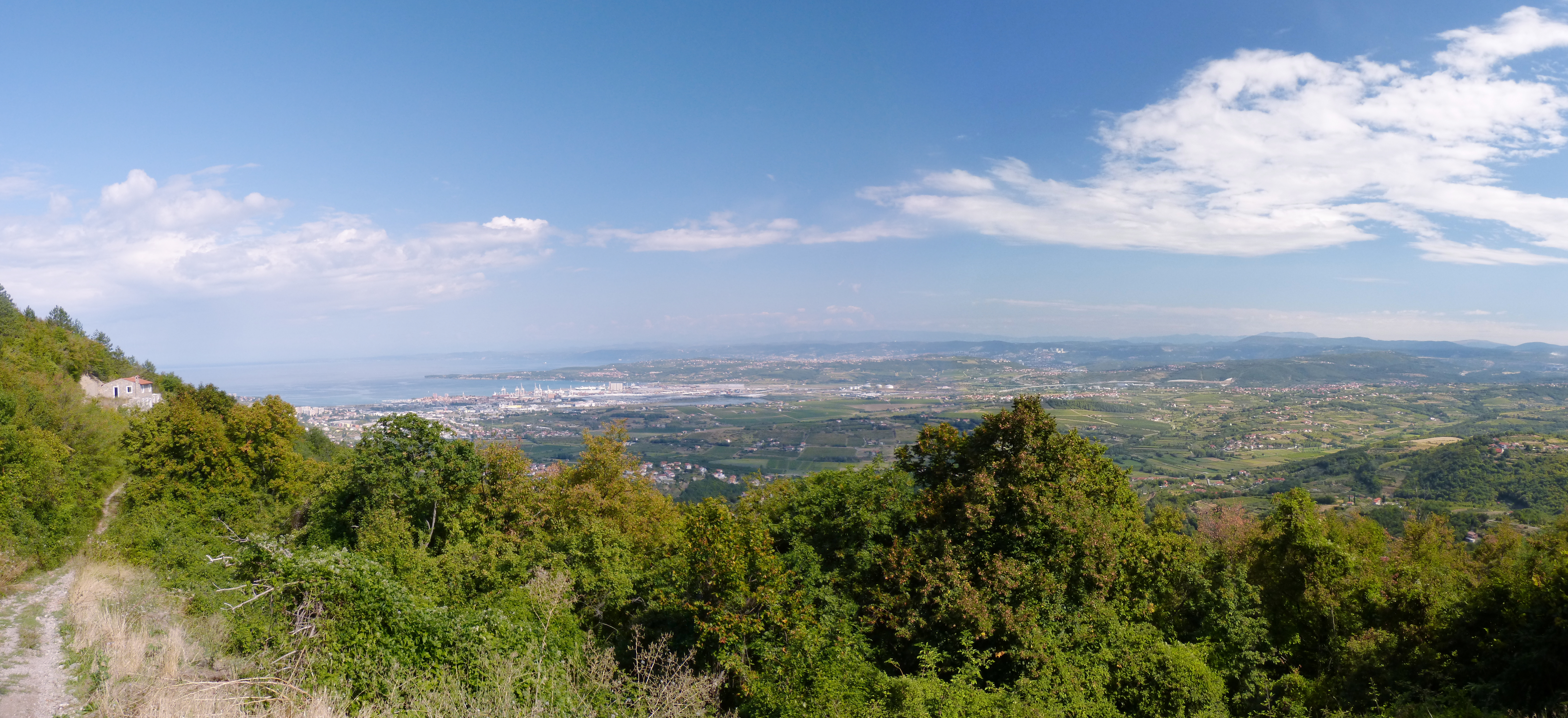 pohlad na pobrežie, mesta Koper, vzadu Trieste