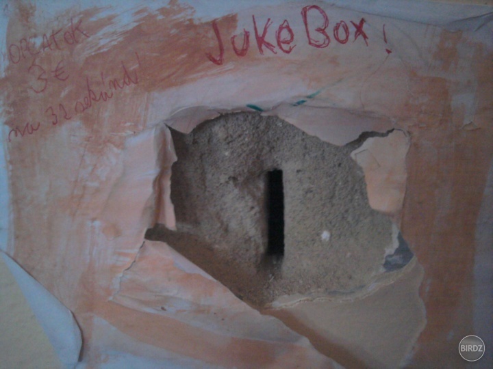 Toto je nas triedny JukeBox , vhodte 3 eura , a JukeBox vam zaspieva piesen na prianie .
az na neuveritelnych 32 sekund !!!


/JukeBox vyrobil : ja/

/spevaci : ja/

/zakaznici : spoluziaci/
