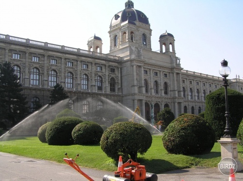 Jedno z dvoch múzeí na Maria-Theresia Platz