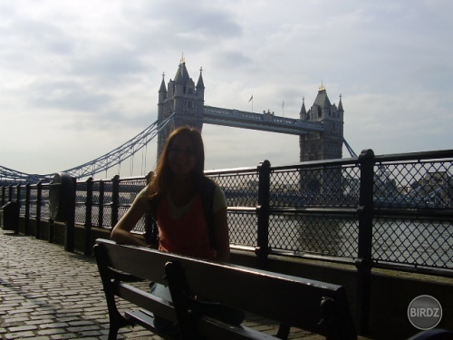 Pred vstupom do Tower of London, na pozadí známy Tower Bridge