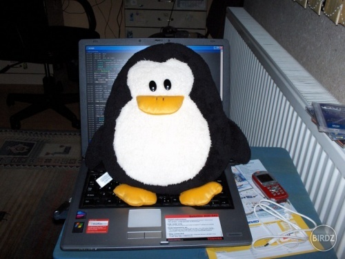 tux na notebooku