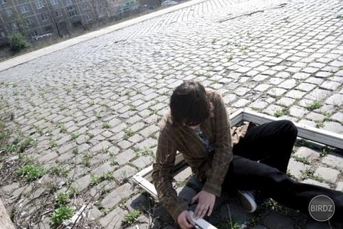 Už neverím lietadlám
A nemám vtáčí dych
Som bez krídiel, bez rúk, celkom sám
Bez tých zbytočných

Ty kráčaš ako tieň
Aj keď vôbec nie je deň
Aj keď vôbec nie som ten
Aj keď vôbec nejdeš sem