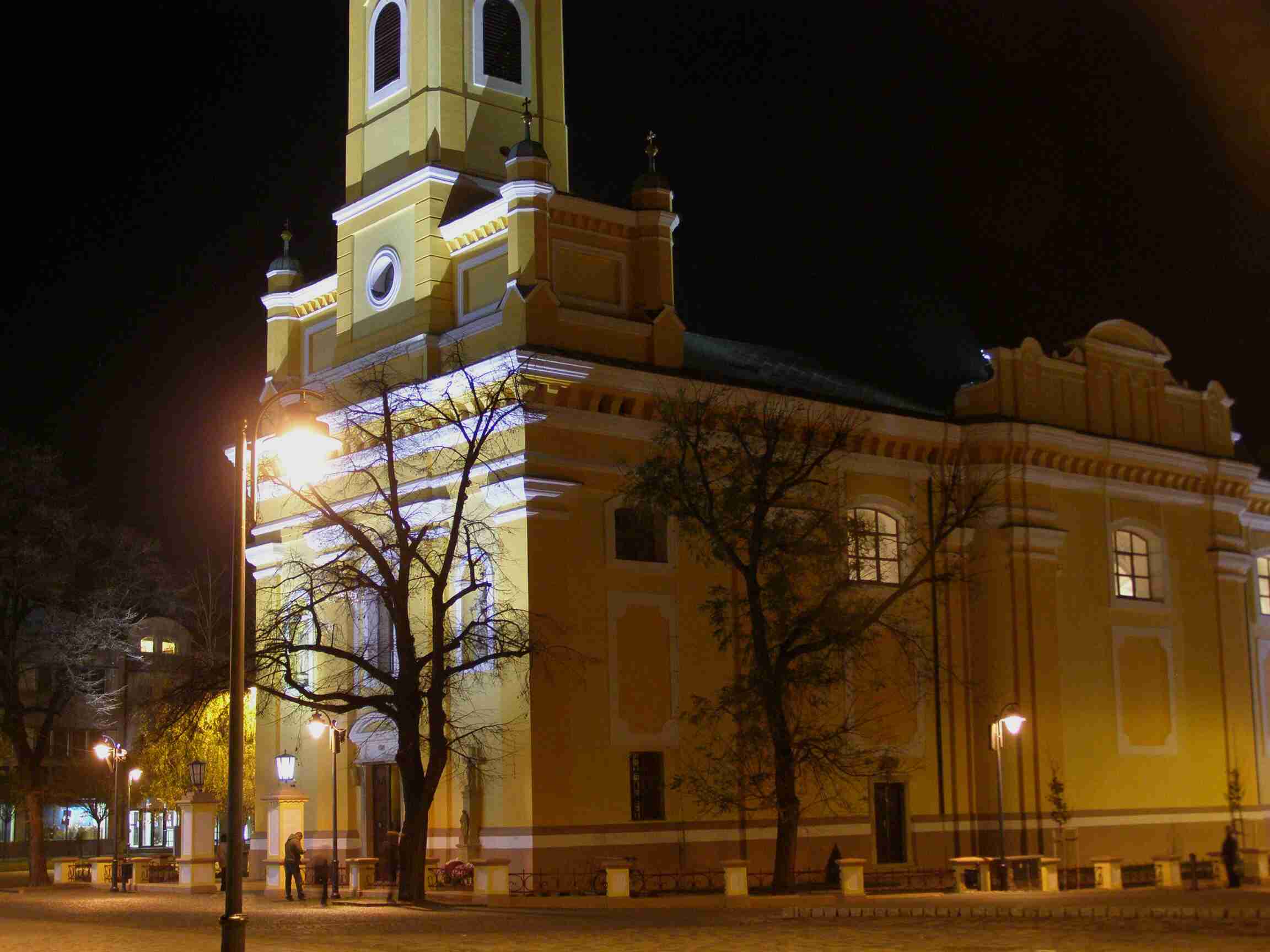 pohľad na kostol v topoľčanoch