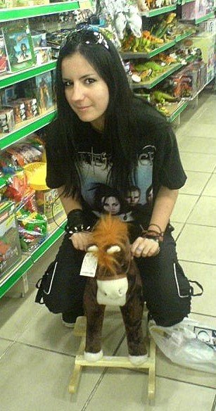 Nie , to neni tricko tokio hotel ~_~ ale evanescence ... a ano dobre sa mi hupalo na tom konikovi a ne nezlomila som ho :p