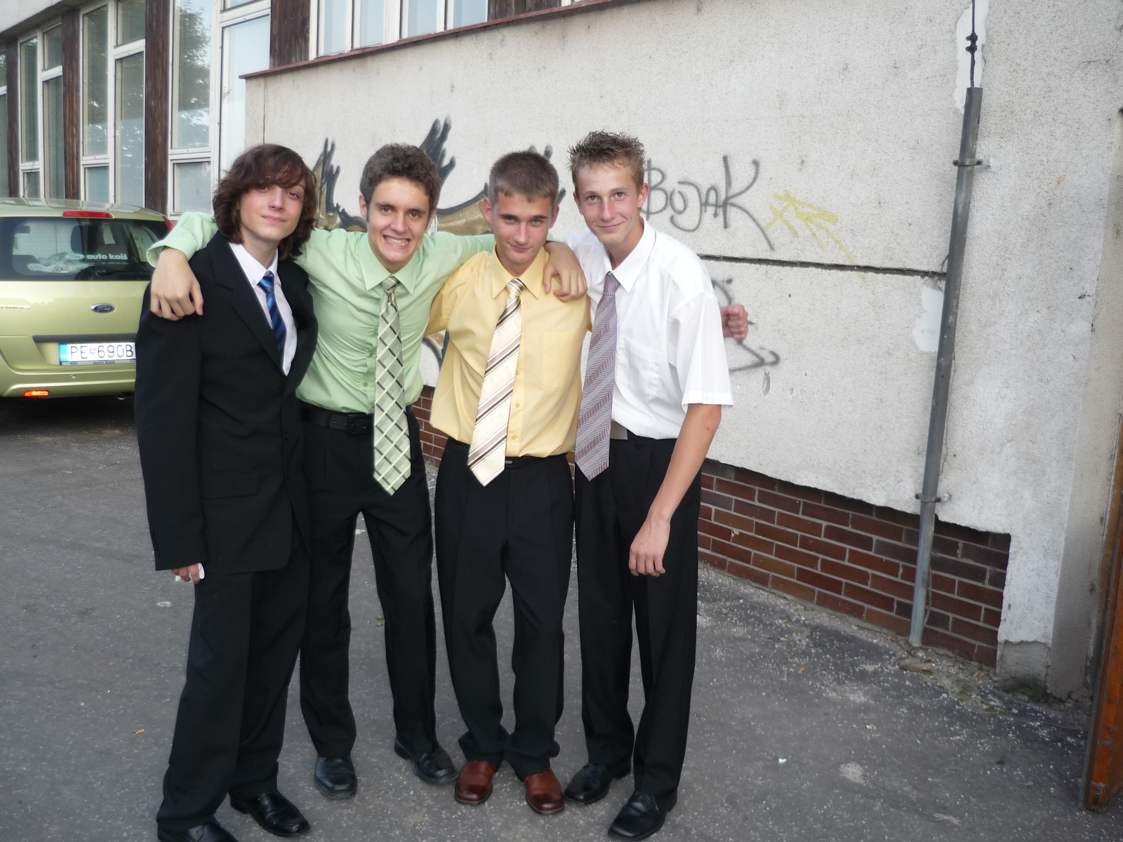 Chalpcii.. zľava: Paťko, Kikoo, Peťko, Juri :D 
Venček 2009