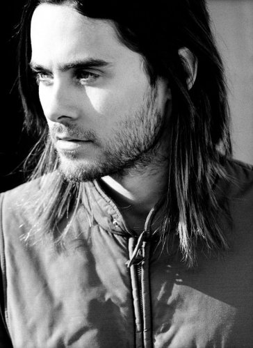 Jared Leto - spevák skupiny 30 Seconds To Mars, herec, textár, hudobník, trochu (?) maliar. A okrem toho aj fešák;).