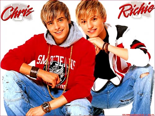 tak toto je Richie&Chris =)) ktory z nich je krajsi?? :)) to je dilema =) RICHIEEEE =DDDD hmm..a este teraz do tretice fotka Richie&Jessy..ufff..no ja som verna..preto Richie =)) heh