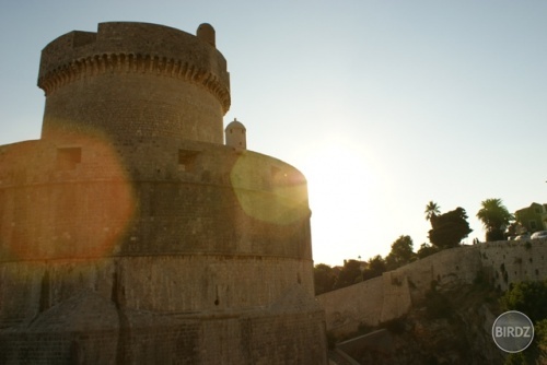 vykukajuce slnko spoza hradnej veze (Dubrovnik, Chorvatsko)