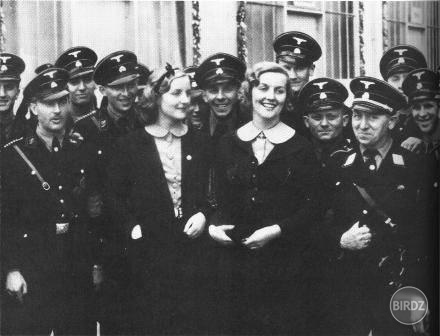 Diana Mitford a jej sestra Unity v r. 1937 v Norimbergu