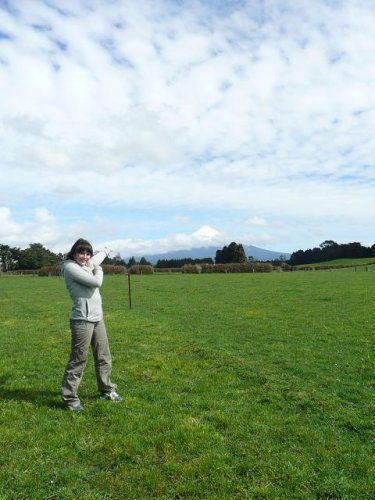 mt taranaki.. v uzadi.. moja hostowska rodinka tu ma farmu..je to nadherna priroda