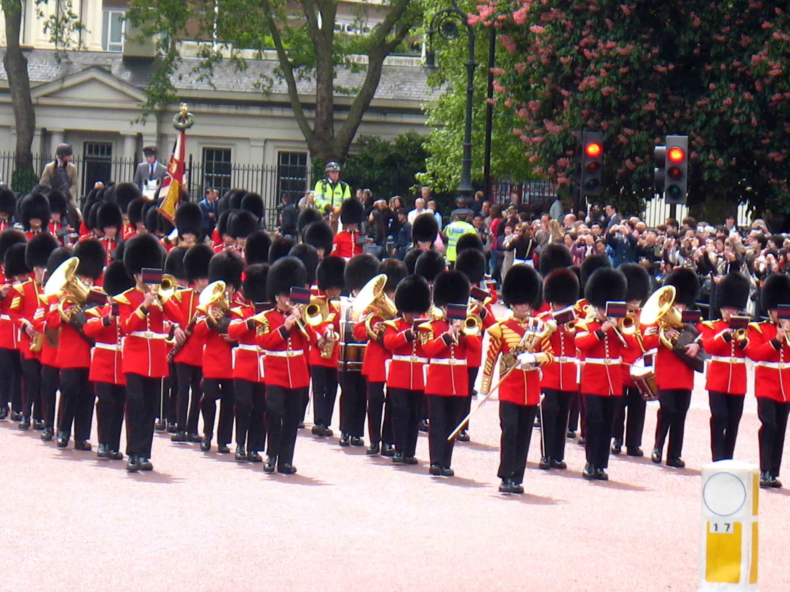 Výmena stráži pred Buckinghamským palácom