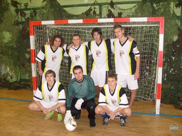 Náš alko futsal team :D V skutočnosti je nás 13, len sa to hráva cez víkendy doobeda tak nikdy sa nám nepodarí vstať viac ako 7mim :D