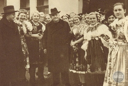 Ženy v slovenských krojoch vítajú prezidenta 1. SR, dr. Jozefa Tisa