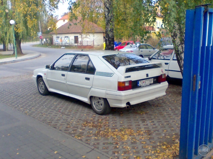 Vybava: Elektricky ovladane a vyhrievane spetné zrkadla,4x el okná ,vyhrievané sedadlá s bedrovou opierkou, zadná stredová opierka,hmlovky ,bodykit original,hlinikove disky orig speedline, anatomicke sedadla recaro,palubny pc v CZ,elektricke strešné orig 