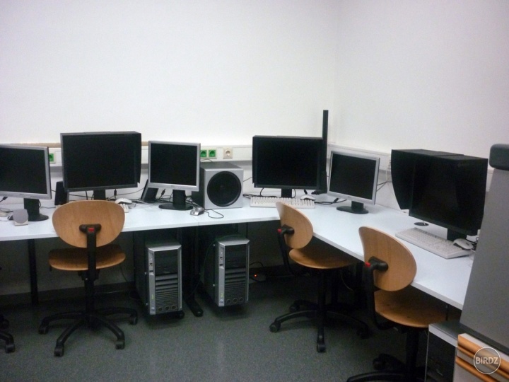 Grafická trieda na rakúskej škole, každý má 2 monitory a výkonný MAC, keď niečo vytvoria vytlačia si to zadarmo na veľkoformátovej tlačiarni a nalepia do svojho booku:D