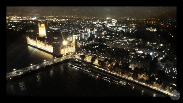 Výhľad z London Eye na Londýn v noci :)
(Ako jediná som tam videla zaoblenie zemegule:D)