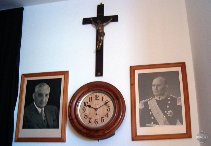 Atmosféra v portugalskej škole za čias A. Salazara: kríž a portréty premiéra Salazara a prezidenta América Tomása