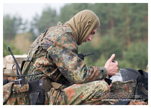 Ralsko, operácia PFADFINDER, kamoš Peky prebíja zásobníky (žiaden pokašľaný paintball to nieje...)