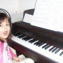 Sarita za mojím klavírom... vecou, za ktorou momentálne trávim asi najviac času.. lebo belaś  lullaby je návyková (ja viem, že som závislá a čo má byť?!?!)