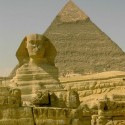 Najznámejšia pamiatka starovekého Egypta, pyramídy v Gíze, so Sfingou v popredí