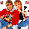 tak toto je Richie&Chris =)) ktory z nich je krajsi?? :)) to je dilema =) RICHIEEEE =DDDD hmm..a este teraz do tretice fotka Richie&Jessy..ufff..no ja som verna..preto Richie =)) heh