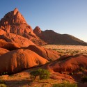 SPITZKOPPE - filmár a fotograf Miro Pokorný Vás pozýva na Foto Safari do najfotogenickejšej krajiny sveta - viac info na: http://www.offroadtours.sk/fotosafari.html (Foto: Julo Nagy Namíbia/2008)