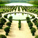 Záhrady vo Versailles, nikde žiadne kvety, len stromy a fontány v presnej symetrii- skrotenie a ovládanie prírody