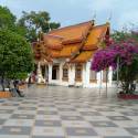 buddhisticky klastor (wat) v meste Chiang Mai, v horach