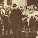 Ženy v slovenských krojoch vítajú prezidenta 1. SR, dr. Jozefa Tisa