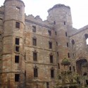 z nádvoria Linlithgow palace, vidieť vežičky, na ktoré výstup bol dosť náročný a v strede krásnu fontánu