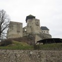 Trenčiansky hrad. Románska veža s gotickou úpravou(11. stor.), vľavo a vpredu jednotlivé gotické paláce (13-15 stor.), vpravo renesančná prístavba Iliešháziovcov (zač.16.stor.)