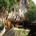 cesta k buddhistickemu klastoru v skalach na ostrove Krabi