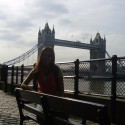 Pred vstupom do Tower of London, na pozadí známy Tower Bridge