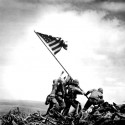 vztyčovanie vlajky na Mount Suribachi ostrov Iwo Jima,tretí zlava je Slovák seržant Michael Strank