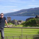 Bráško pred Urquhart castle nad jazerom Loch ness