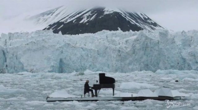 Ludovico Einaudi hraje na ľadovej kryhe v Arktickom oceáne pre Greenpeace. :)