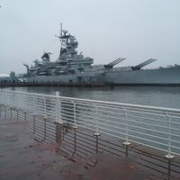 USS New Jersey. Hodinu a pol trvalo kym som to presol. Ale nechal som tam rozmocene ceske servitky z Brna. Takto sa cestuje z Brna na americku bojovu lod v Camdene. 