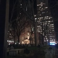 Inak soundtrack ze sam doma prinasa do newyorskych vanocnych ulic tu pravu atmosferu. 