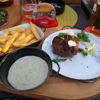 Filet mignon - rare s bylinkovou omáčkou, steakovými hranolkami a zeleninovou oblohou...