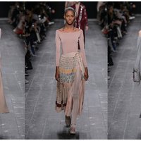 dúfam že sa púdrová ružová prebojuje do obchodov i tento rok 
(Valentino fall 2016)