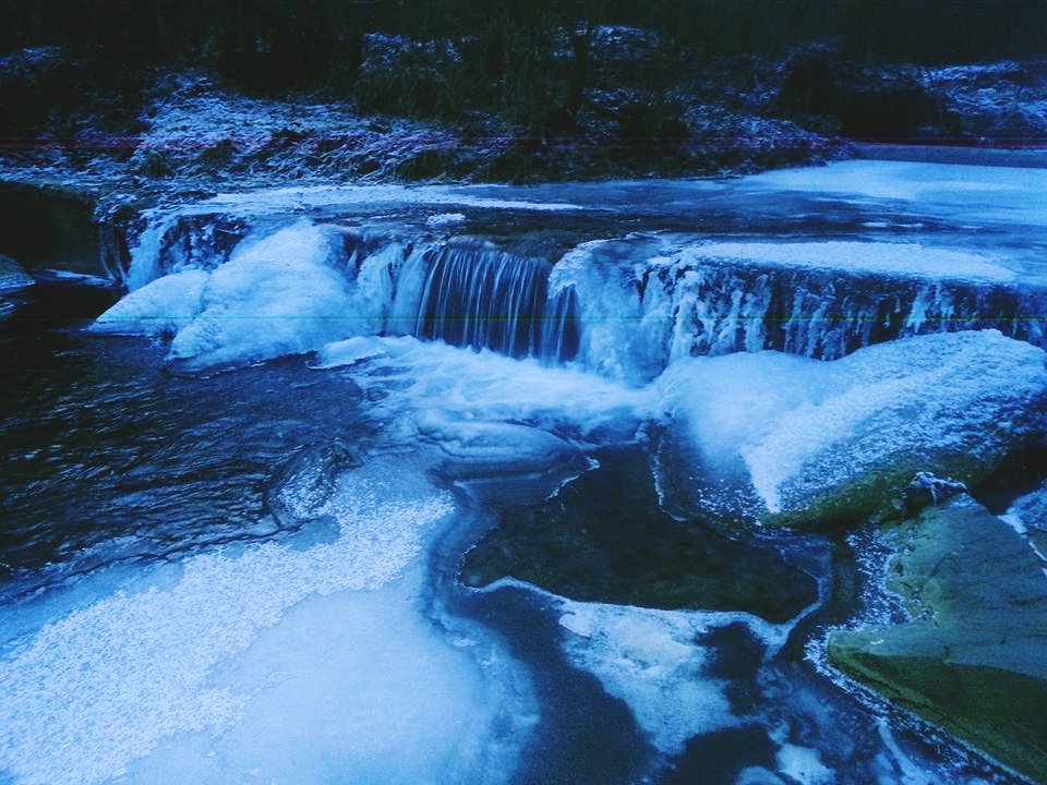 segra mi poslala foto aké to tam je teraz zmrzlé (a krásne) na slovensku ....aj stým divním efektom(vidíte tie čiary?)