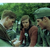 22. februára 1943 boli Sophie Scholl, Hans Scholl, a Christoph Probst popravení za rolu, ktorú zohrali v agitácii študentov k povstaniu a zvrhnutiu nacistického režimu. 