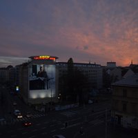 Ten george clooney v nadživotnej veľkosti je znepokojujúci .D (Brno)