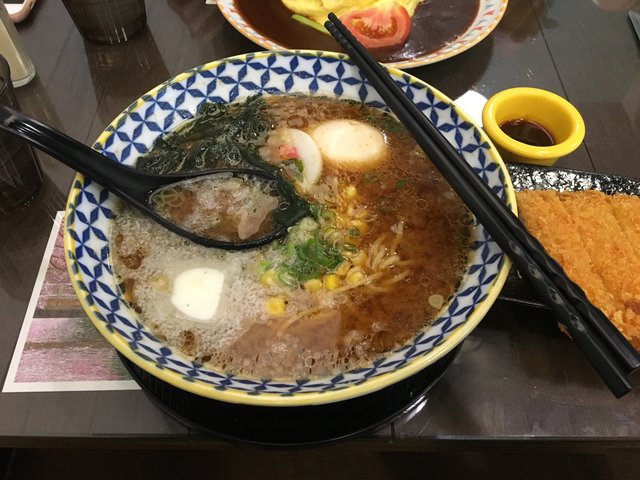 Japonsky ramen s naj popici smazenym bravcovym