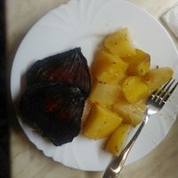 Otec robil hovädzí steak a pre mňa urobil steak z cvile, pretože ja hovädzie nemám rada. Môj otec je naj! :3 