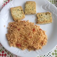 Dnes som bola hrozne lenivá variť, tak som zaliala Maggi kus kus a opiekla k tomu na kokosovom oleji tofu. -_- 